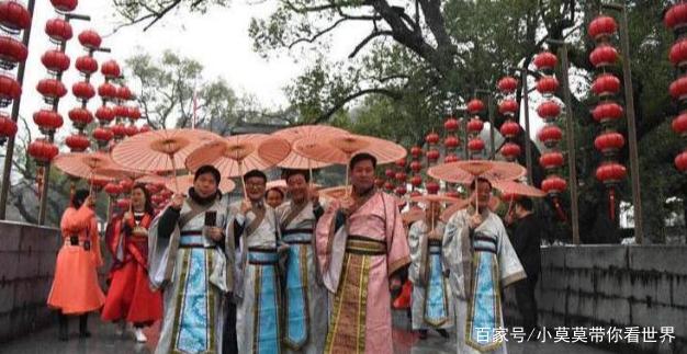 在我国唯一一个没有穿着现代服饰的景区，游客穿着汉服让人进入